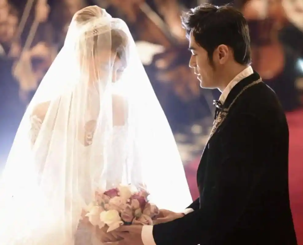 周董下厨炒饭,表情很拽,像在说"我的地盘我做主",昆凌真幸福!_周杰伦