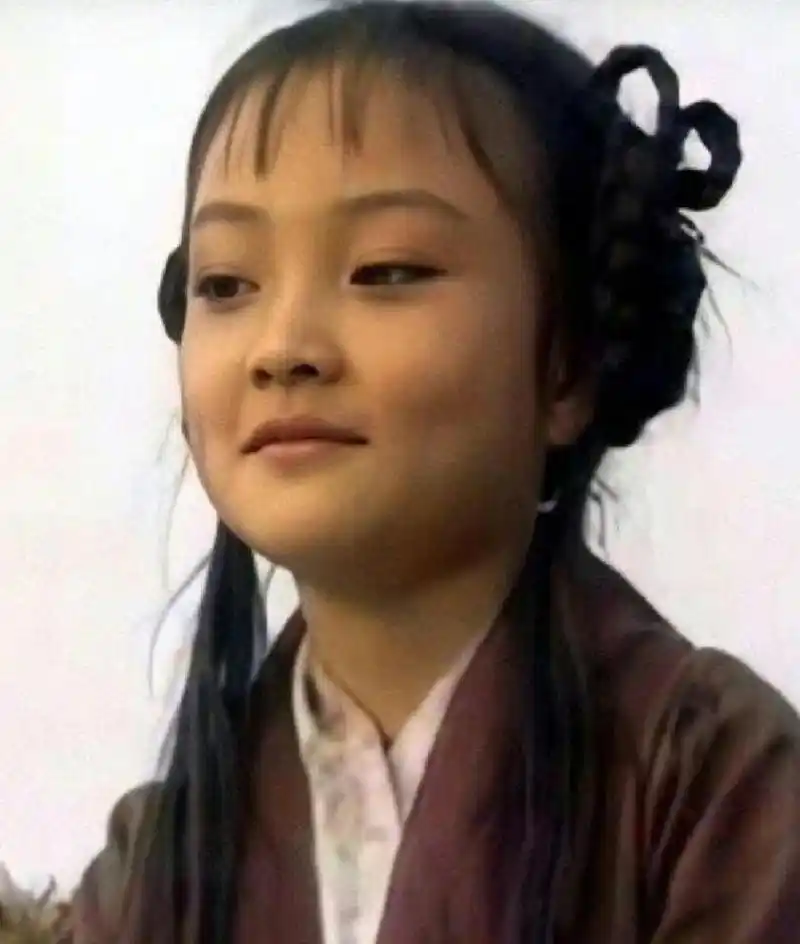 甜馨和李小璐小时候一模一样,angela也和王岳伦一个模子刻出来的,不得