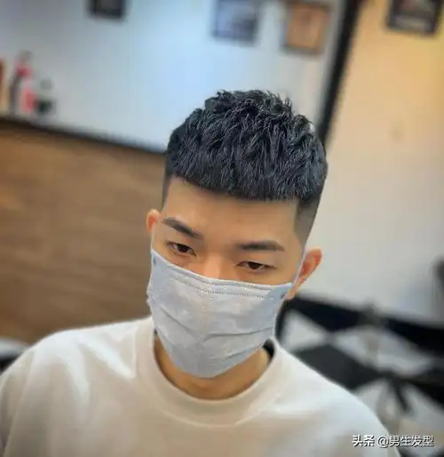 寸头发型了,整体造型没有花里胡哨的剪法,只需要把头发简单地沿着头型