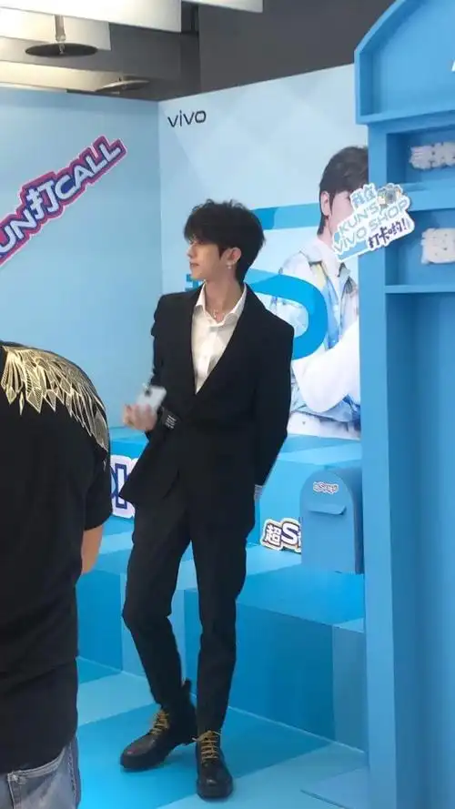 生图#蔡徐坤今日活动路透生图～黑色束腰西装搭白衬衫,身材比例优越