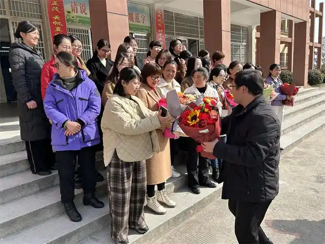 太湖朴初中学喜迎三八