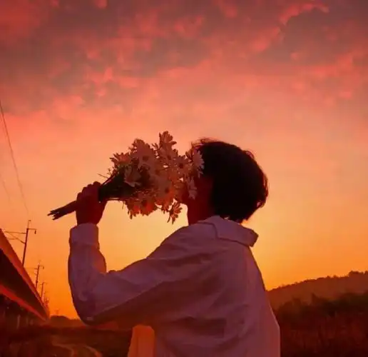 少年与捧花男生头像ins伤感孤独背影