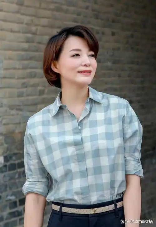 最近,一组董卿的生活照片在网络上广泛流传,照片中她穿着一件格子衬衫