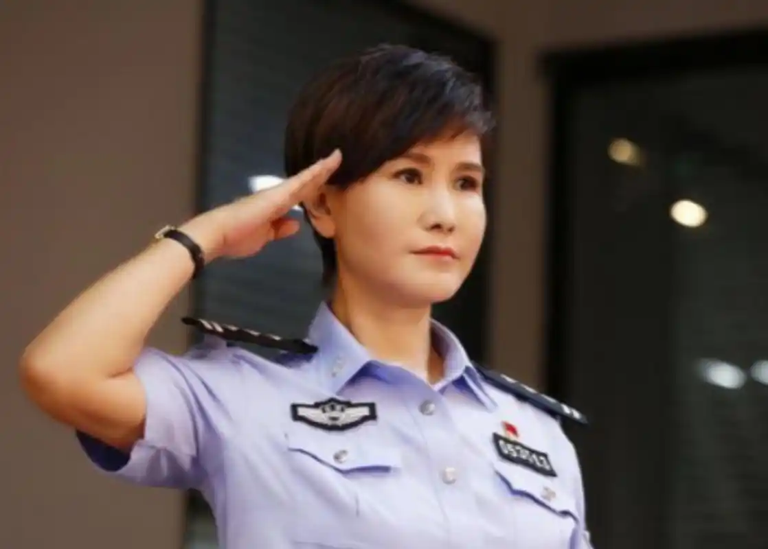 演员王茜:为大23岁亡夫守寡9年,54岁独自养娃至今仍