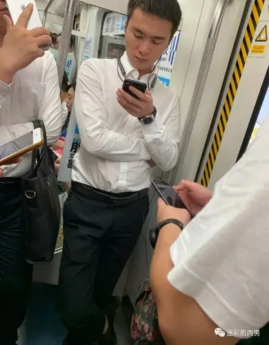 还遇见了一位小哥哥哦,嘿嘿嘿,同样是在吃面,一定是这家下面很好吃