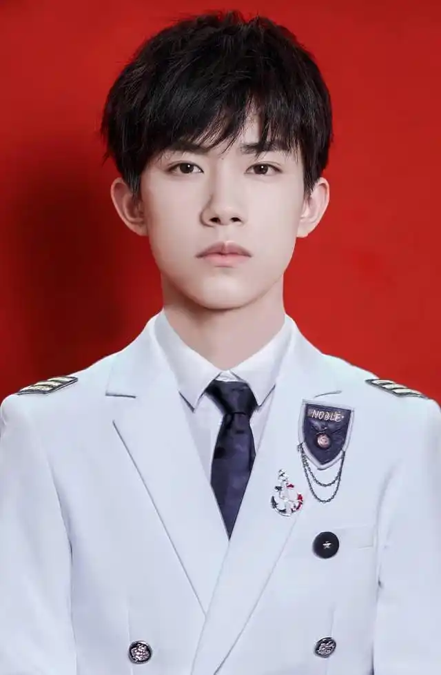 易烊千玺制服照!氧气男神尽显气质!