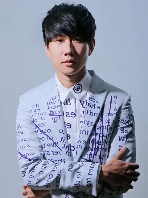 面无表情的林俊杰,一身帅气模样.