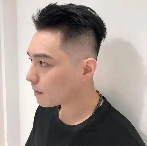 男生"两边剃光,中间留长"的发型,这4款很帅气,不要剪错了