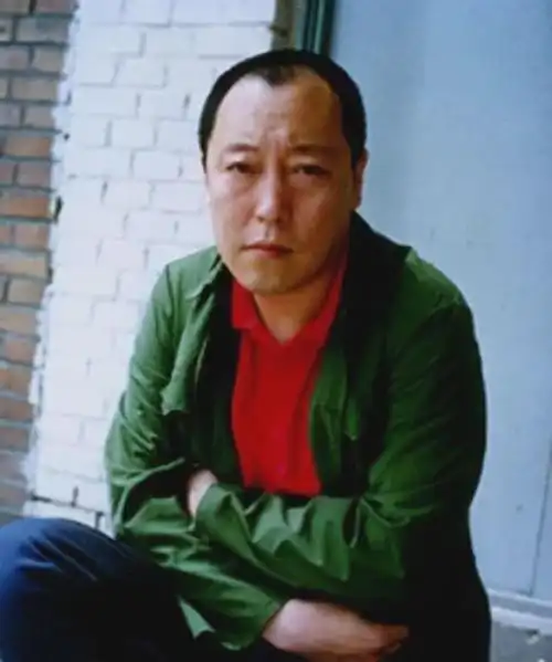 倪大红年轻时期的模样的确算不上特别帅气,并不符合当时对帅哥的审美