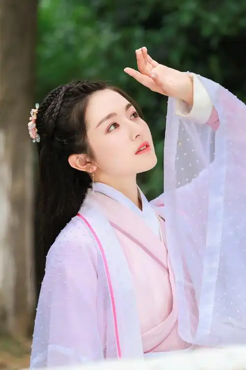 李兰迪粉嫩古装写真图片