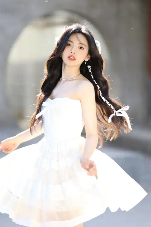 杨超越穿白色裙子,杨超越穿长裙,杨超越小裙子,杨超越穿连衣裙杨超越
