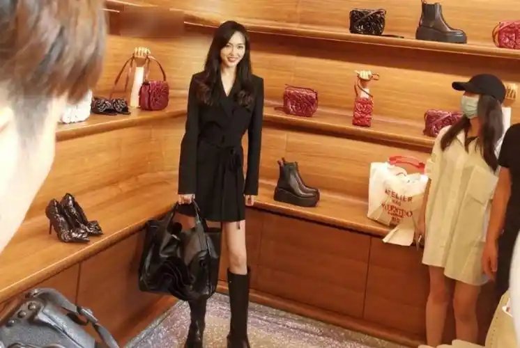 原创唐嫣线下活动生图引热议离开了七级美颜这状态我没眼花吧