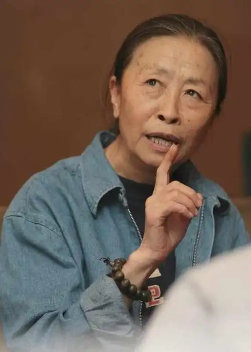 张少华称自己是校花本以为在开玩笑看到年轻时的照片后才相信