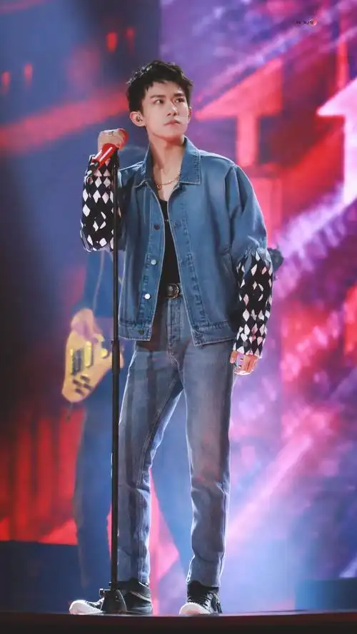 易烊千玺tfboys爱奇艺尖叫之夜亲爱的这里没有一个人表演高清帅气