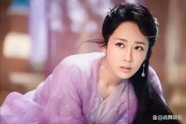 杨紫年少成名,凭借《家有儿女》中的角色小雪成为家喻户晓的小演员.