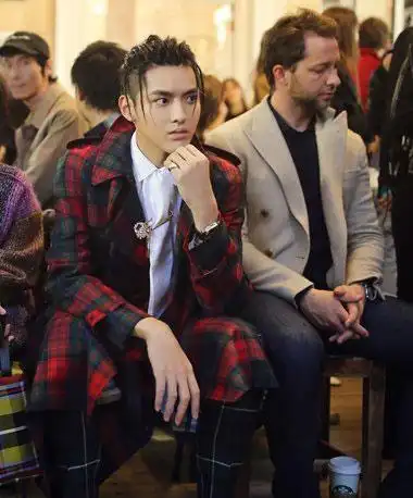 巴黎时装周的吴亦凡发型,中间部分的头发梳扎了高马尾辫,前面留出的