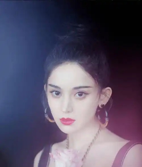 还在搭配常规色系衣服?看完古力娜扎的玫红色装,美出新高度_设计_颜色