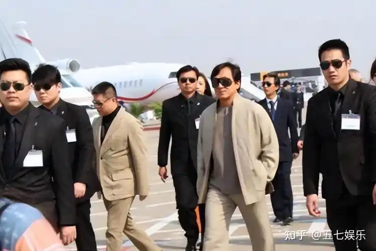 68岁周润发上海晨跑与粉丝合影无架子令无数内娱明星蒙羞