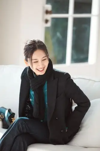 王子文怦然再心动解锁各类时尚造型 化身行走的穿搭图鉴__凤凰网