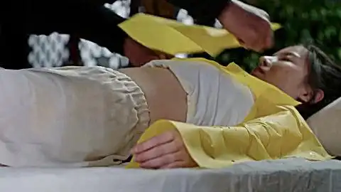 美女死后竟被剪开衣服做这件事,原因竟然是?