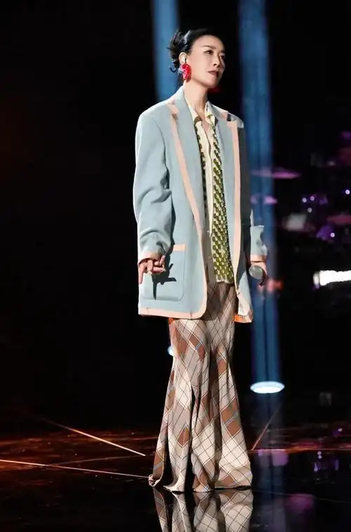 那英真是个"时髦精",不仅唱歌有实力,还非常敢穿