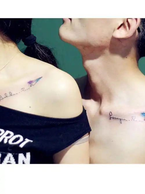 作品简介:小两口的纸飞机7615情侣纹身 泼墨风格与线条的完美结合