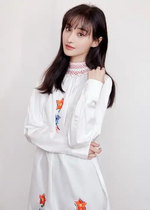 郑爽新写真,白色刺连衣裙,充满少女感_高清图集_新浪网