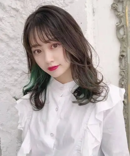 好看的中长烫发图片 中长发烫发打造甜美气质造型 - 女士卷发 - 发型