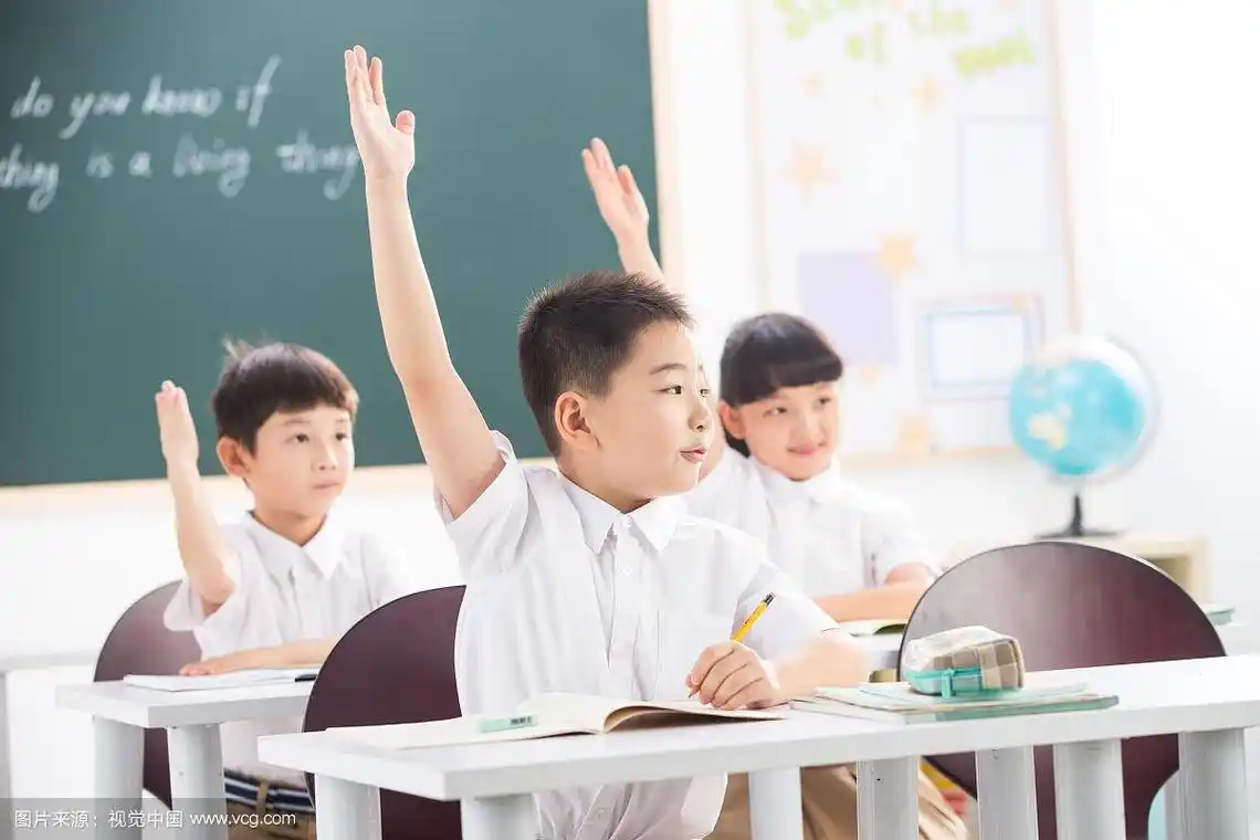 小学生在教室里上课