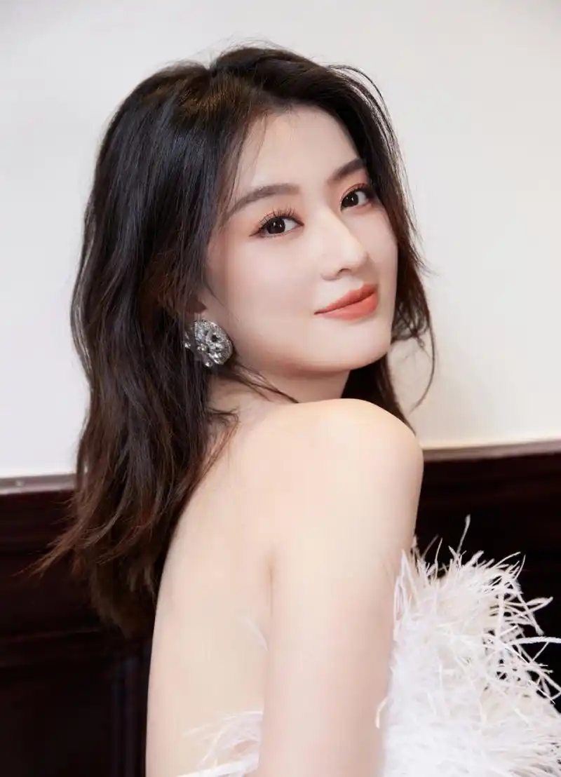 乔欣# 一袭白色抹胸长裙,妩媚多姿的身材,白皙水嫩的肌肤,纤瘦直白的