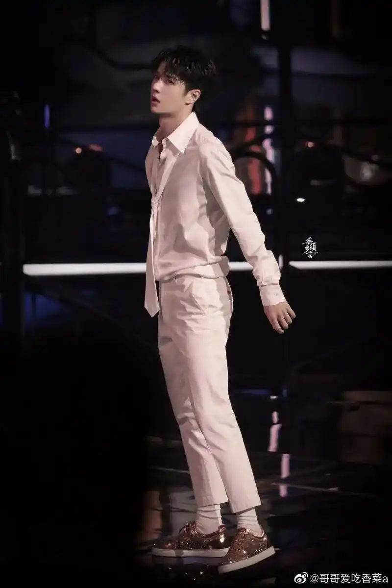 王一博 #舞蹈#散落的华服  - 抖音