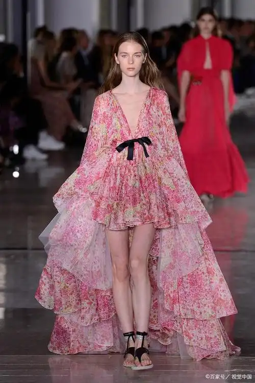 闪耀舞台,巴黎时装周模特走秀盛况空前