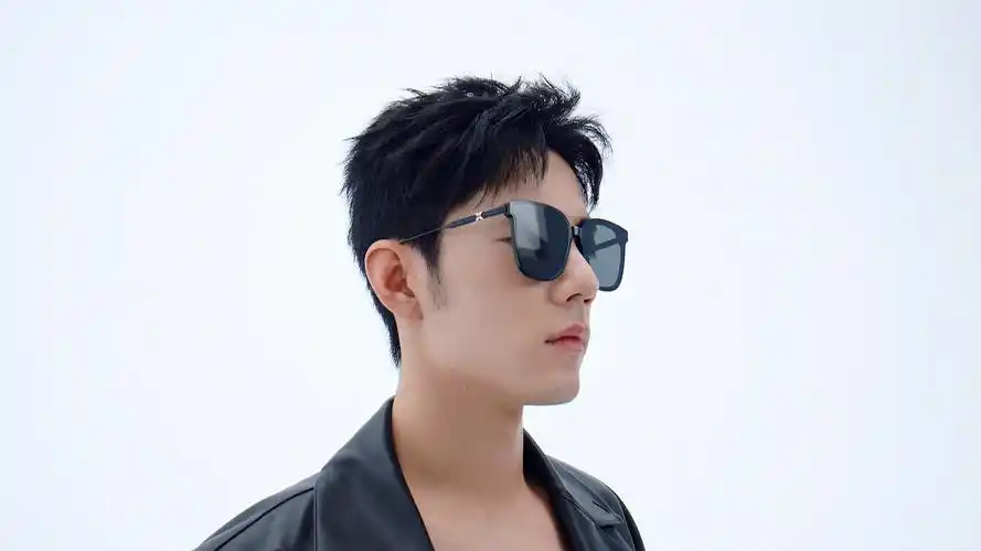 肖战新大片释出,黑色皮衣墨镜造型酷范儿十足!_高清图集_新浪网