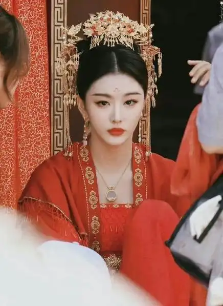 在最新曝光的一组剧照中,孔雪儿身着红衣古装,适配度满分,让人眼前一