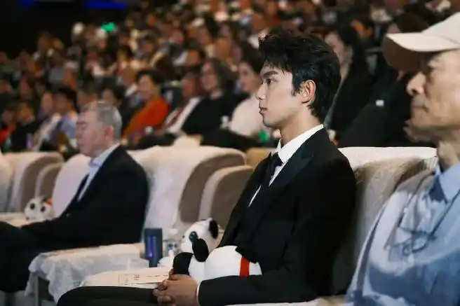 吴磊昨日雅安活动一组内场神图 就硬帅啊