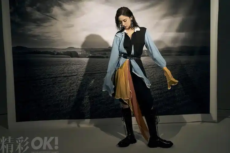 组图:娜扎黑白大片变"酷女孩" 复古长裙搭黑色马丁靴简单纯粹