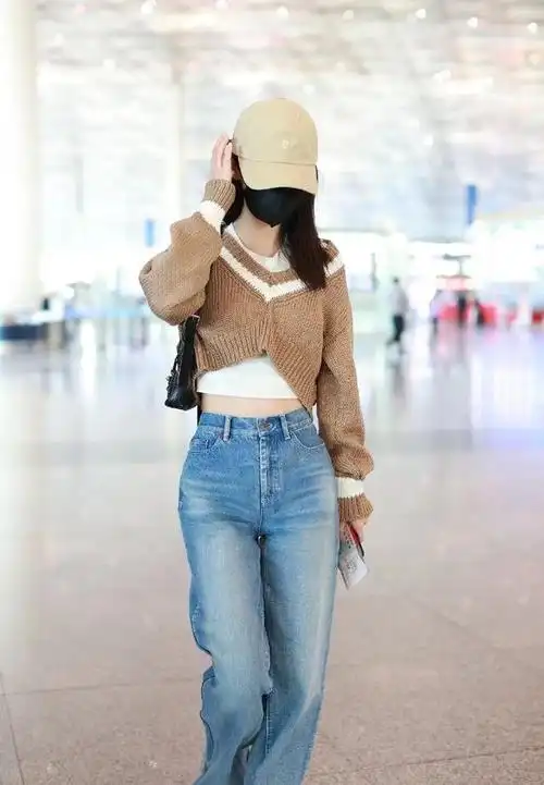 李沁现身机场,露脐针织衫搭牛仔直筒裤,显瘦显高又时髦!