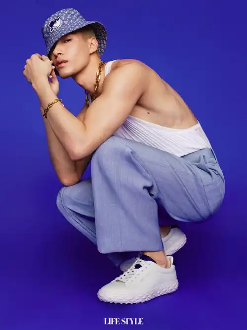 米卡精品四月刊封面##米卡运动风战损造型