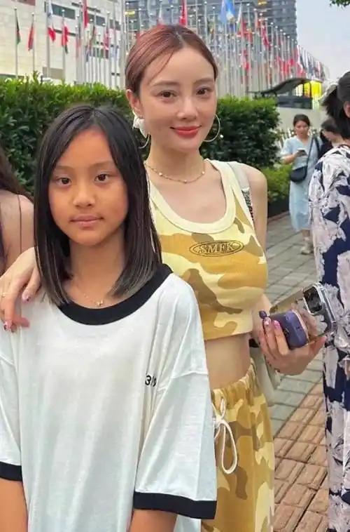 偶遇李小璐母女看展大方任拍很随和10岁甜馨肤色比妈妈黑太多