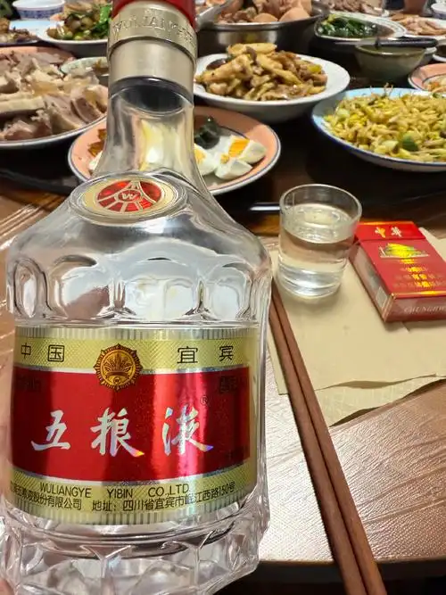 酒并不好喝,但能带给你短暂的欢乐,这是唯一能够感受到过节的独特味道