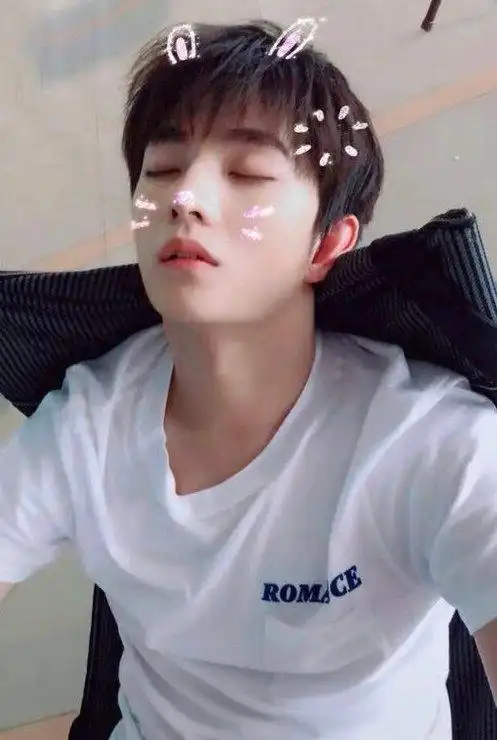 八月的最后一天,大帅哥杨洋自拍营业~素颜状态也太嫩了