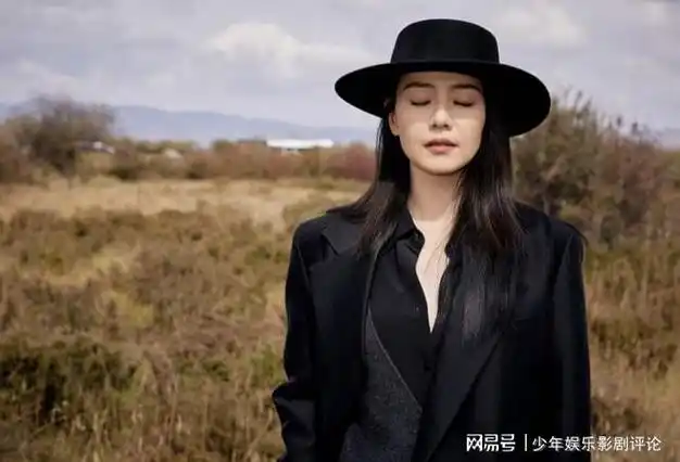 高圆圆头戴黑色圆礼帽漫步草原酷飒有型初秋的魅力使者