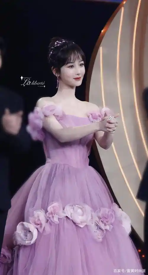 原创杨紫造型终于不拖后腿了露肩礼服线条优美网友表示像小公主