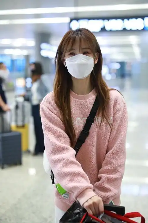 蒋申街拍:浅粉色羊羔毛卫衣 毛绒挎包软萌可爱