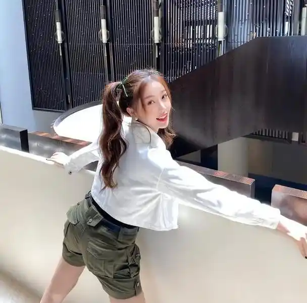 "气鼓鼓"的牛仔短裤搭配白色衬衣,虞书欣变身超级美少女!