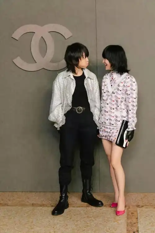 窦靖童和王菲形象差距真大穿翻领夹克配皮靴满身的男人味