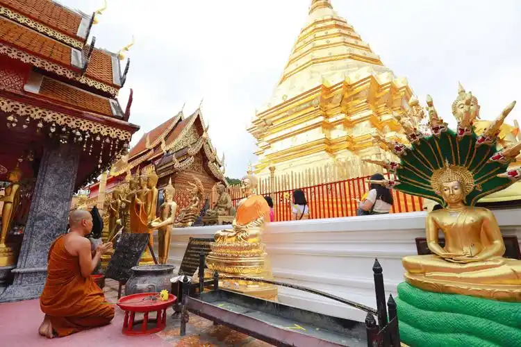 是泰国清迈的一大佛寺从清迈的任何地方都可以看见素贴寺也叫双龙寺