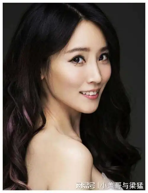 "谈及谢楠,很多人只知道她是吴京的妻子,她甘愿为丈夫剪去多年的长发