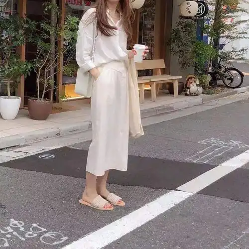 现在的女生怎么脚踩一双拖鞋就出门?男生的看法亮了!