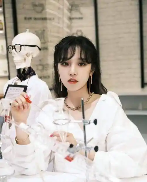 宋雨琦打baby面部后,被曝在后台把开水倒助理身上,做事嚣张_节目_风波